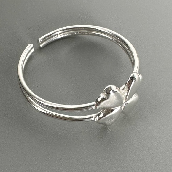 Sterling Silver Adjustable Clover Toe Ring - Picture 5 of 9